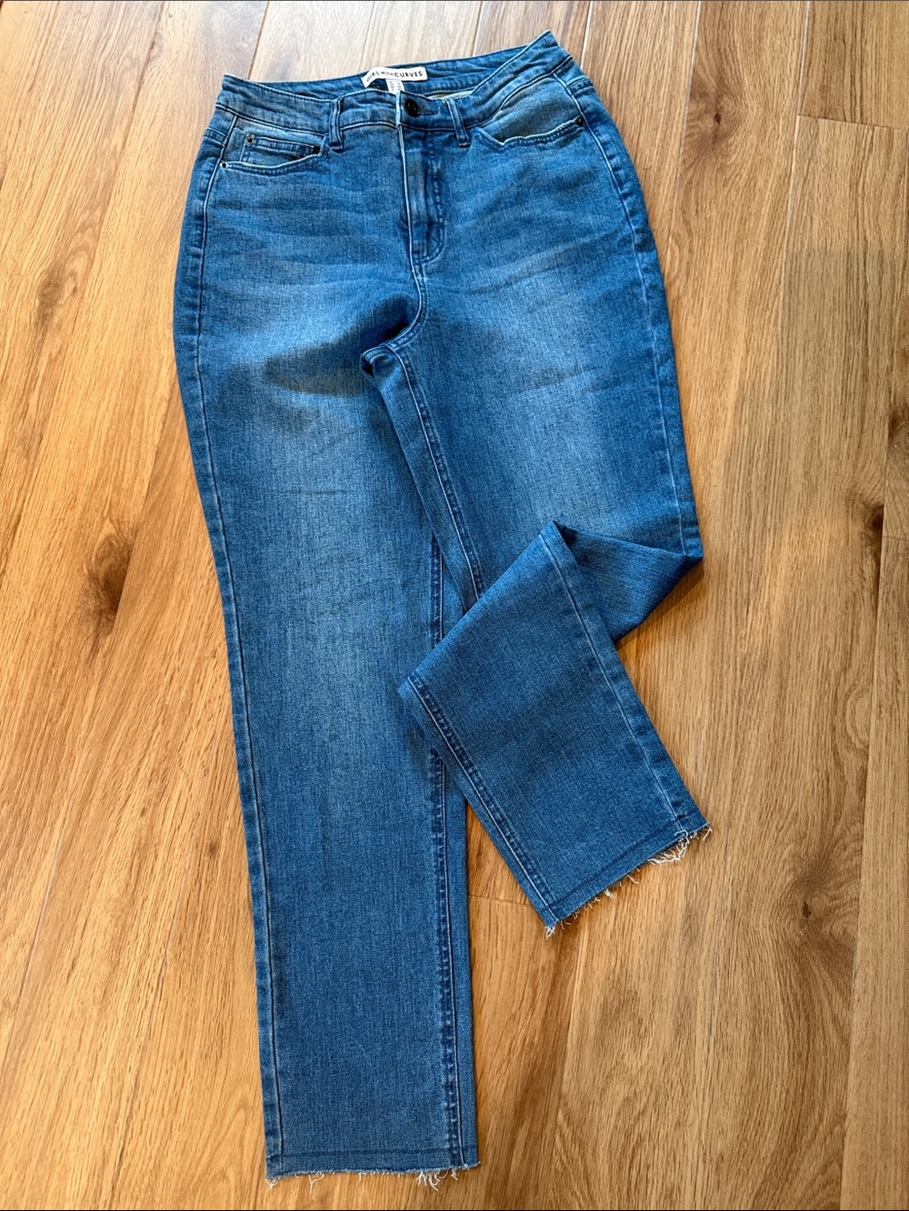 Women with curves raw hem Regular Girlfriend jeans size 4. New without tags